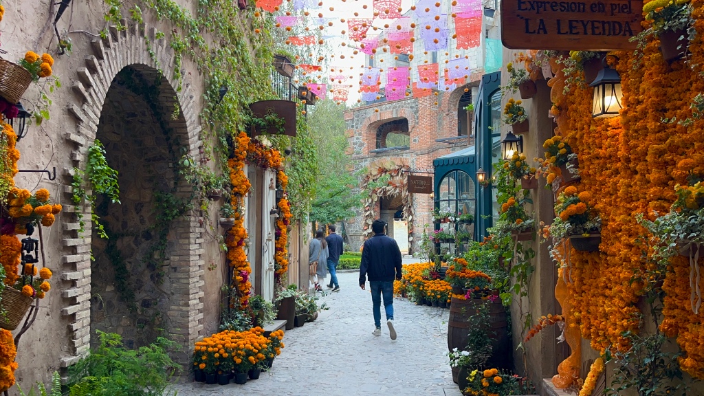 Stroll the Village and Market in Val'Quirico — photo 1